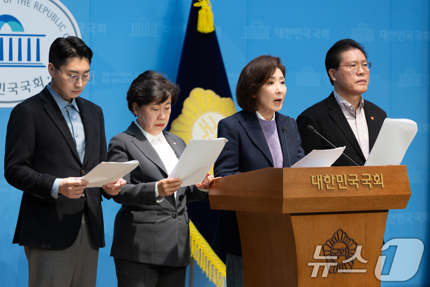 (서울=뉴스1) 이승배 기자 = 나경원 국민의힘 의원을 비롯한 법제사법위원들이 9일 서울 여의도 국회 소통관에서 대장동 사건 항소 포기 관련 현안 기자회견을 하고 있다. 2025. …