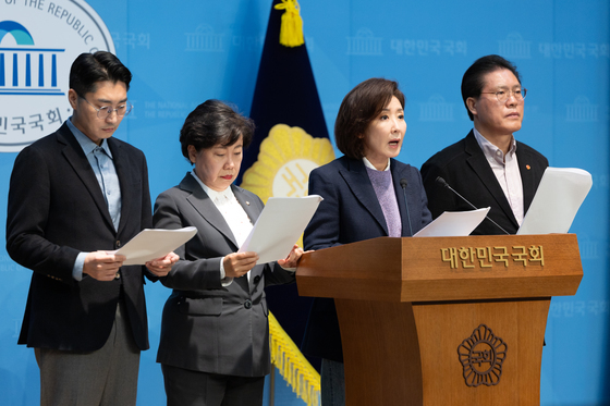 대장동 항소 포기 관련 긴급현안 기자회견하는 국민의힘 법사위원들