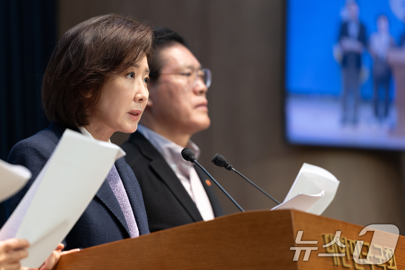 (서울=뉴스1) 이승배 기자 = 나경원 국민의힘 의원을 비롯한 법제사법위원들이 9일 서울 여의도 국회 소통관에서 대장동 사건 항소 포기 관련 현안 기자회견을 하고 있다. 2025. …