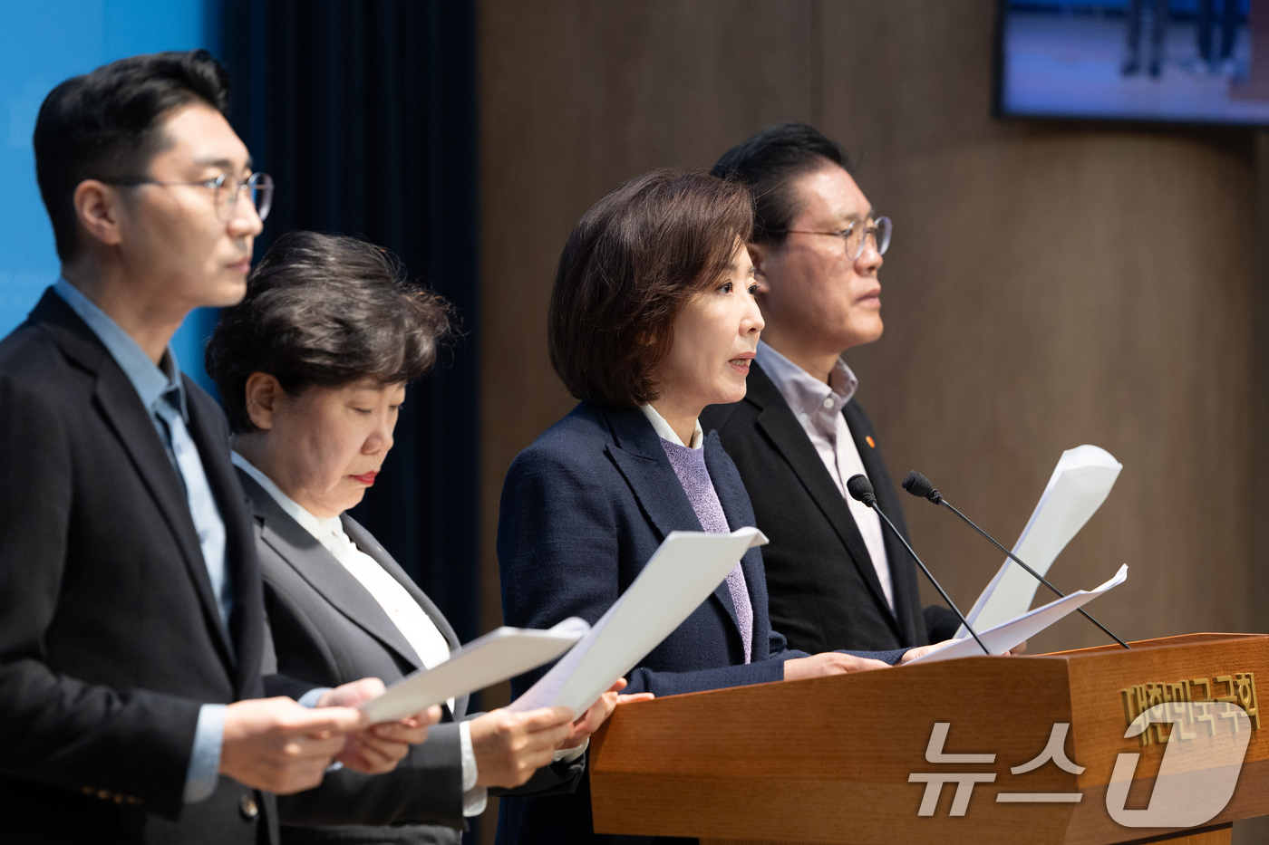 (서울=뉴스1) 이승배 기자 = 나경원 국민의힘 의원을 비롯한 법제사법위원들이 9일 서울 여의도 국회 소통관에서 대장동 사건 항소 포기 관련 현안 기자회견을 하고 있다. 2025. …