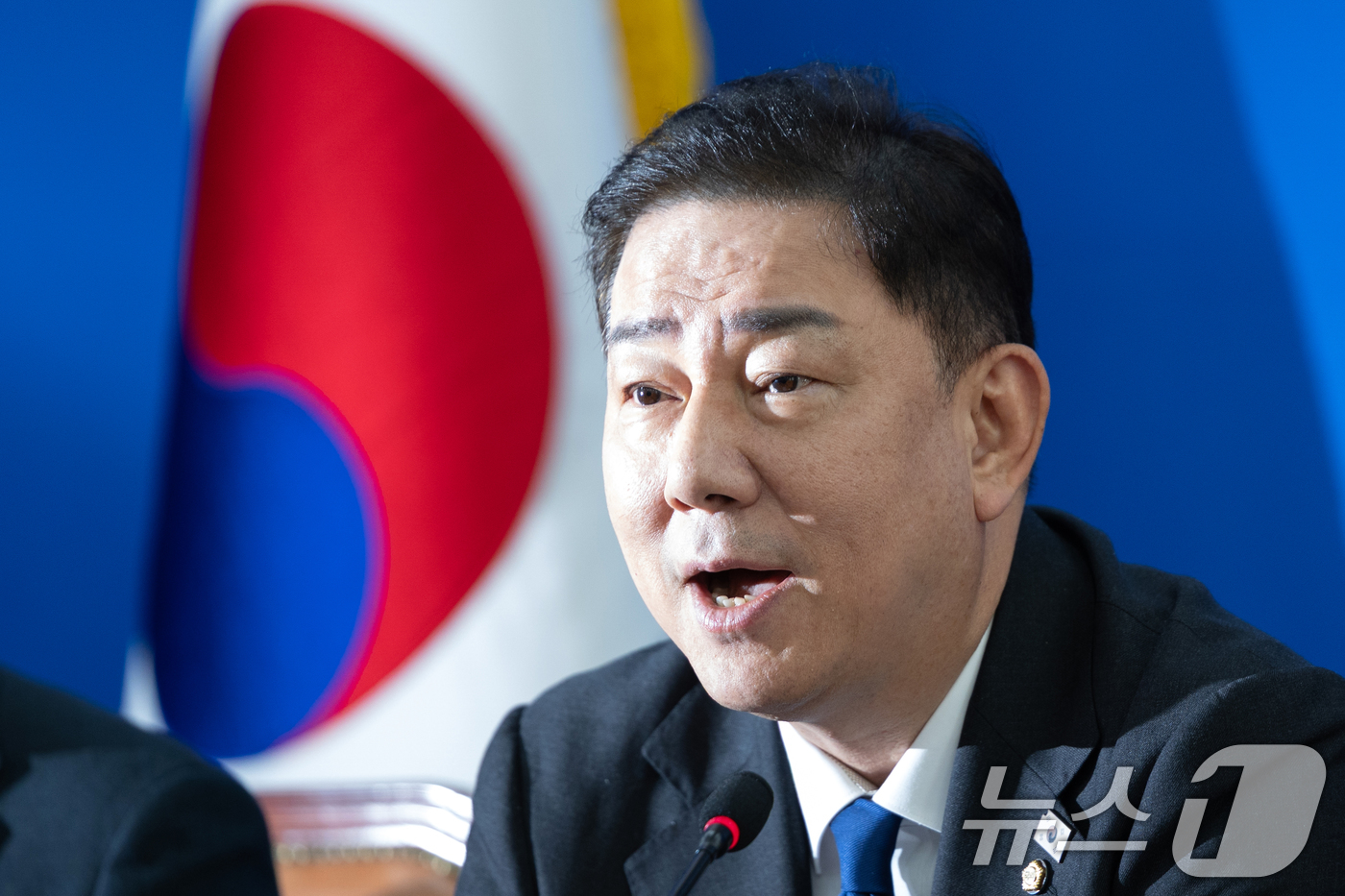 (서울=뉴스1) 이승배 기자 = 김병기 더불어민주당 원내대표가 9일 서울 여의도 국회에서 열린 기자간담회에서 모두발언하고 있다. 2025.11.9/뉴스1