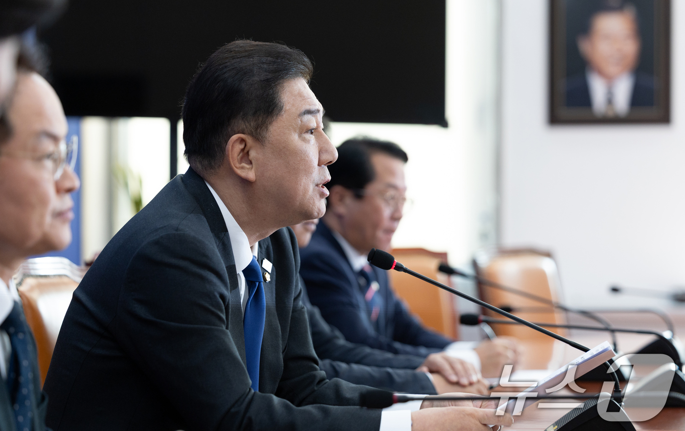 (서울=뉴스1) 이승배 기자 = 김병기 더불어민주당 원내대표가 9일 서울 여의도 국회에서 열린 기자간담회에서 모두발언하고 있다. 2025.11.9/뉴스1