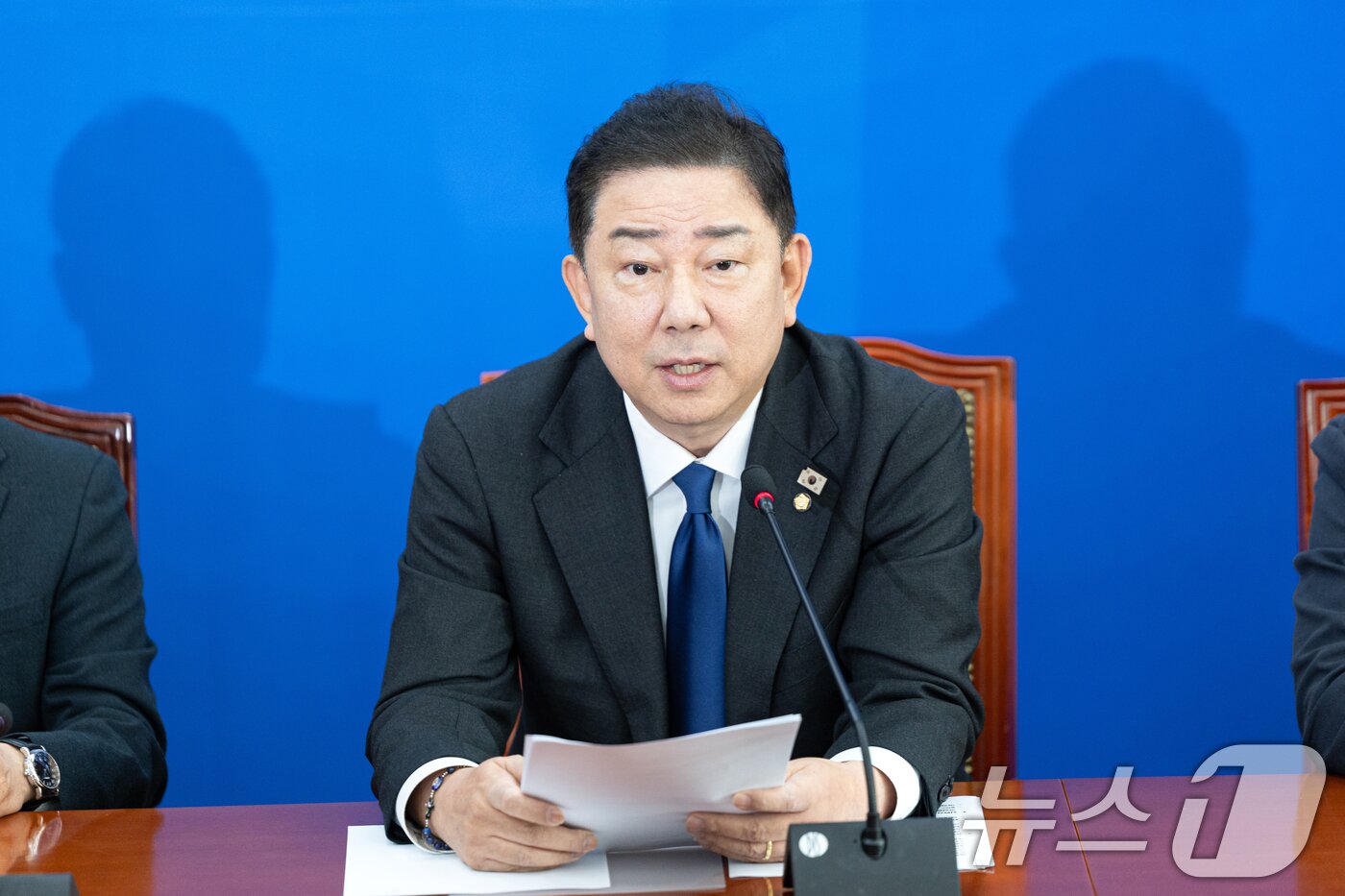 본문 이미지 - 김병기 더불어민주당 원내대표가 9일 서울 여의도 국회에서 열린 기자간담회에서 모두발언하고 있다. 2025.11.9/뉴스1 ⓒ News1 이승배 기자