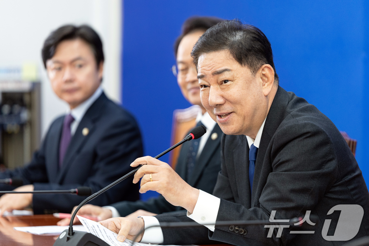 (서울=뉴스1) 이승배 기자 = 김병기 더불어민주당 원내대표가 9일 서울 여의도 국회에서 열린 기자간담회에서 모두발언하고 있다. 2025.11.9/뉴스1