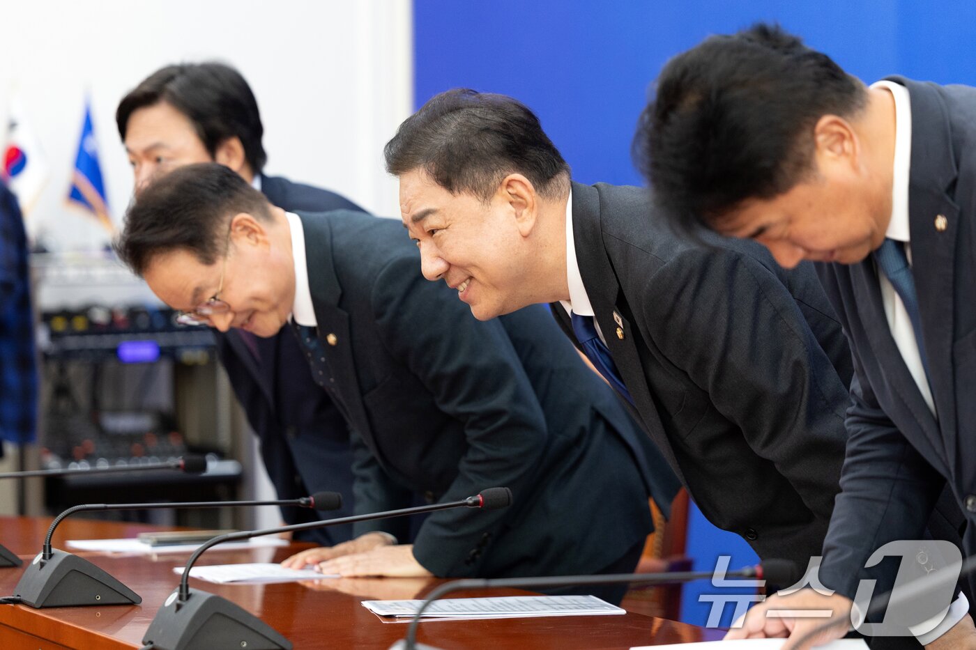 본문 이미지 - 김병기 더불어민주당 원내대표가 9일 서울 여의도 국회에서 열린 기자간담회에서 인사하고 있다. 2025.11.9/뉴스1 ⓒ News1 이승배 기자