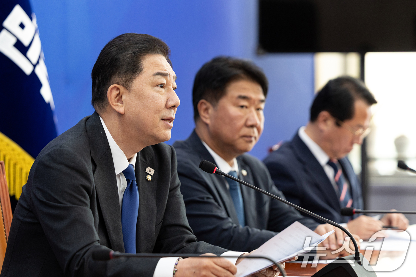 (서울=뉴스1) 이승배 기자 = 김병기 더불어민주당 원내대표가 9일 서울 여의도 국회에서 열린 기자간담회에서 모두발언하고 있다. 2025.11.9/뉴스1