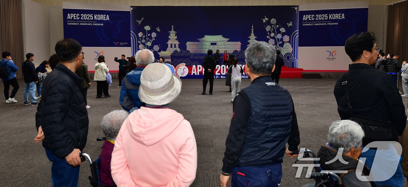 (경주=뉴스1) 최창호 기자 = 9일 경북 경주시 화백컨벤션센터에서 열린 'APEC 2025 정상회의장 일반인 공개행사에 참석한 시민들과 관광객들이 APEC 조형물 앞에서 기념촬영 …