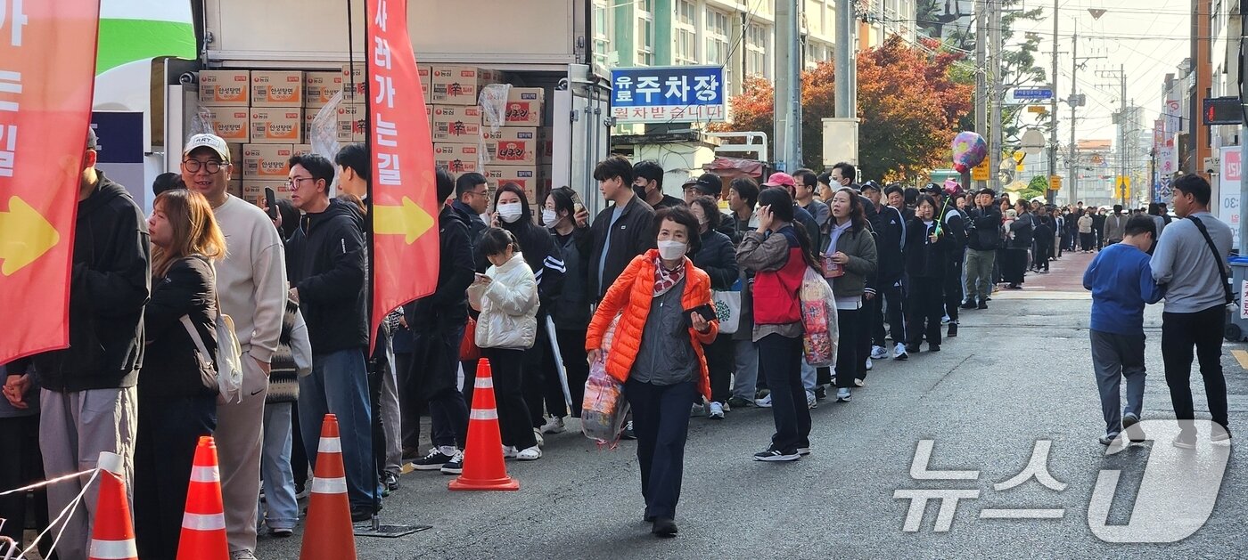 본문 이미지 - 구미라면축제 마지막 날인 9일 농심 &#39;갓 튀긴 라면&#39; 판매 부스에는 라면을 사려는 방문객들이 오전부터 줄을 서면서 구매 대기 행렬이 1km에 달하고 있다. 라면축제에서만 살 수 있는 &#39;갓 튀긴 라면&#39;은 지난 이틀동안 32만개가 팔렸다. &#40;구미시 제공. 재판매 및 DB금지&#41;/뉴스1 2025.11.9/뉴스1 ⓒ News1 정우용 기자