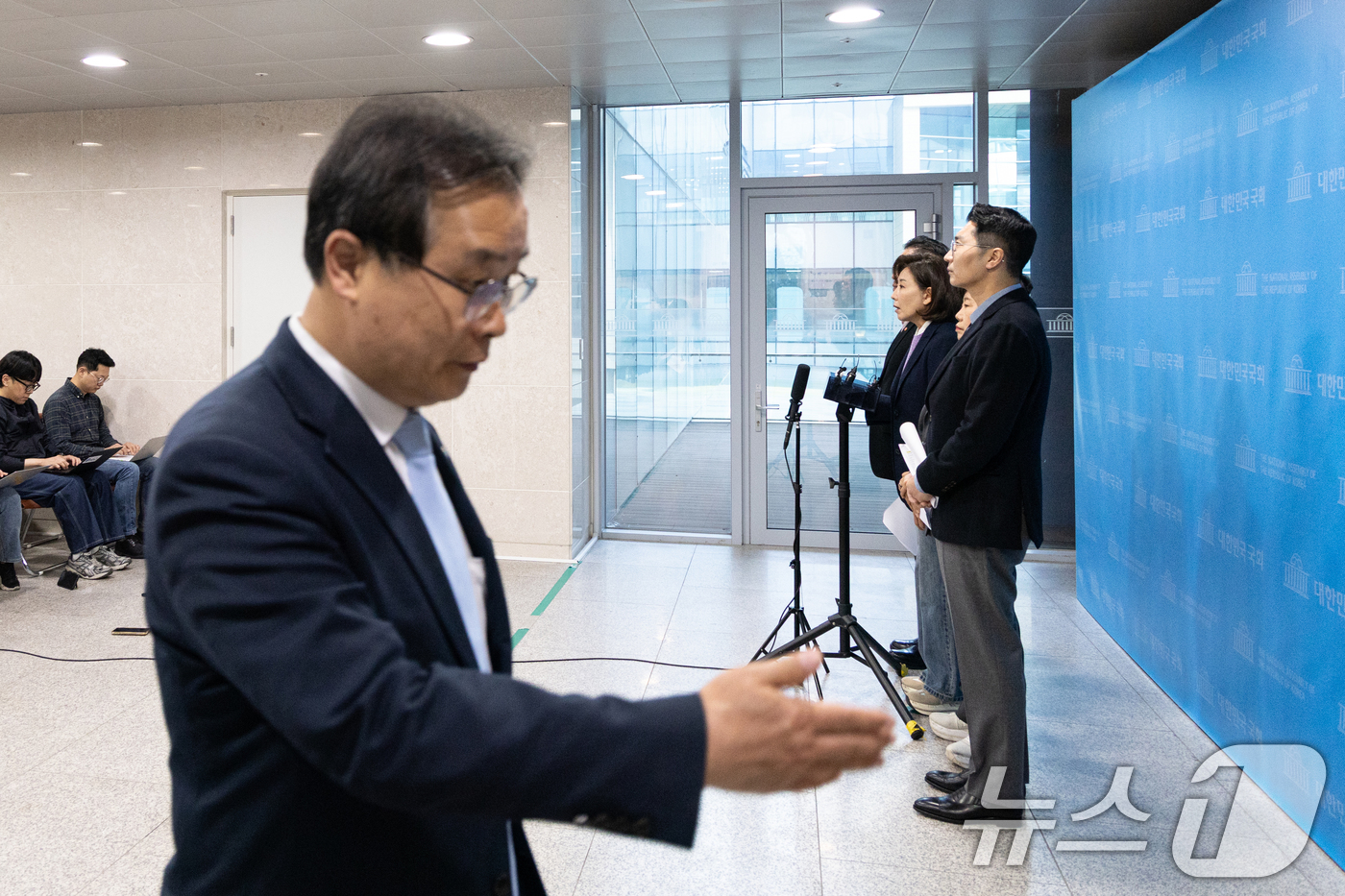 (서울=뉴스1) 이승배 기자 = 나경원 국민의힘 의원을 비롯한 법제사법위원들이 9일 서울 여의도 국회 소통관에서 대장동 사건 항소 포기 관련 현안 기자회견을 마치고 백브리핑을 하는 …