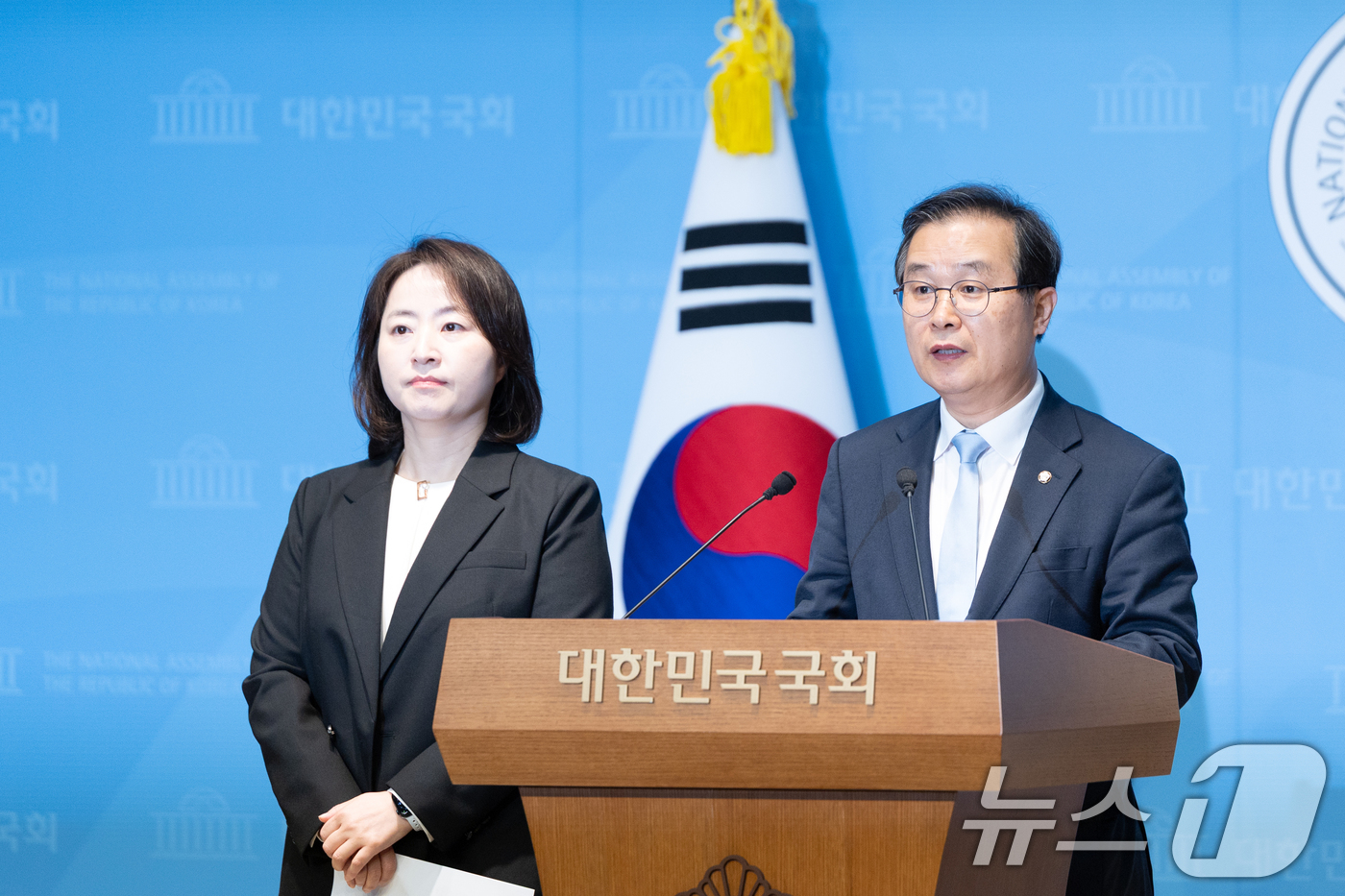 (서울=뉴스1) 이승배 기자 = 이건태 더불어민주당 정치검찰 조작기소대응특위 부위원장이 9일 서울 여의도 국회 소통관에서 대장동 사건 관련 기자회견을 하고 있다. 2025.11.9 …