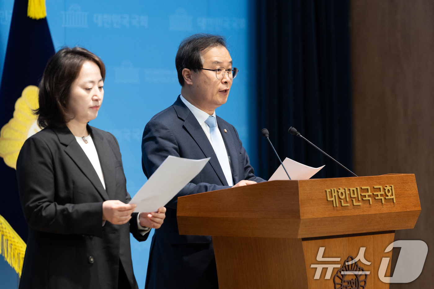 (서울=뉴스1) 이승배 기자 = 이건태 더불어민주당 정치검찰 조작기소대응특위 부위원장이 9일 서울 여의도 국회 소통관에서 대장동 사건 관련 기자회견을 하고 있다. 2025.11.9 …