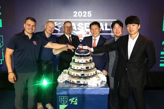 디트리치 체코야구협회장, 한국-체코 2차전 시구