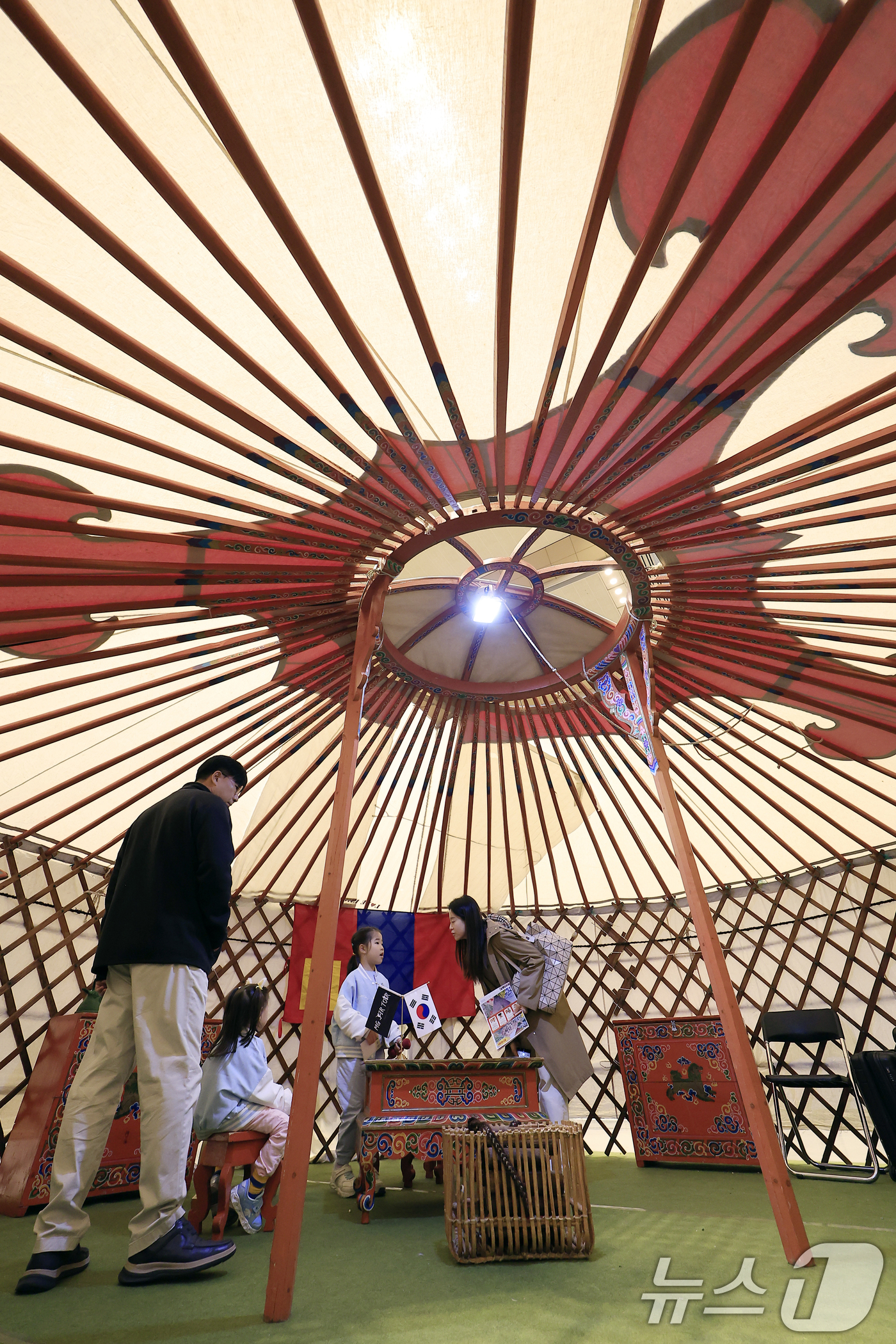 (서울=뉴스1) 박정호 기자 = 9일 서울 강남구 삼성동 코엑스에서 진행 중인 트래블쇼 2025를 찾은 관람객 가족이 몽골 게르를 체험하고 있다.트래블쇼 2025는 국내와 해외의 …