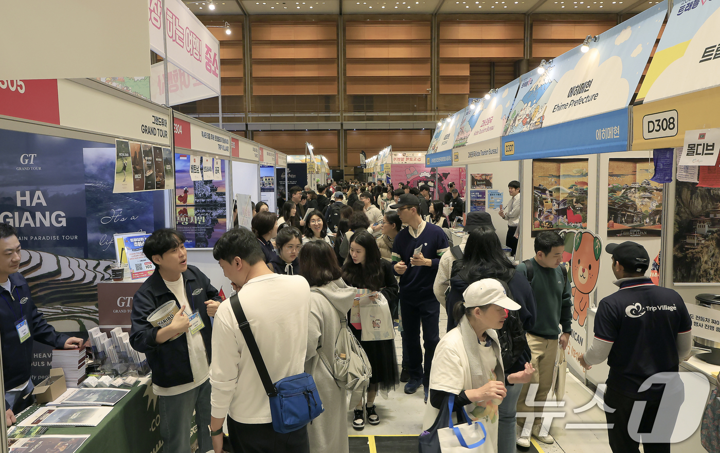 (서울=뉴스1) 박정호 기자 = 9일 서울 강남구 삼성동 코엑스에서 진행 중인 트래블쇼 2025를 찾은 관람객들이 다양한 여행지 부스를 둘러보고 있다.트래블쇼 2025는 국내와 해 …