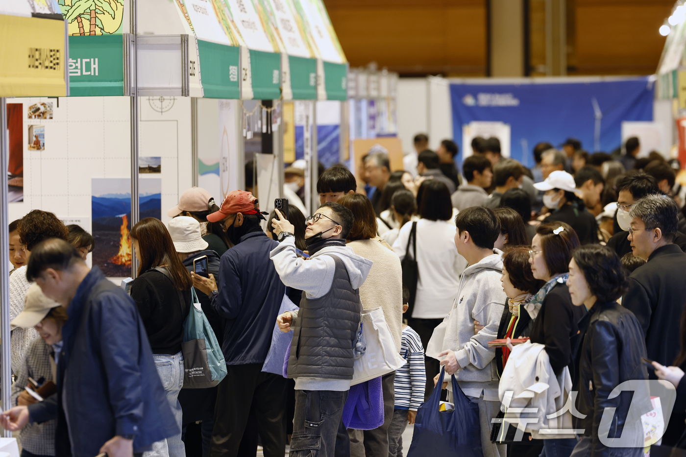 (서울=뉴스1) 박정호 기자 = 9일 서울 강남구 삼성동 코엑스에서 진행 중인 트래블쇼 2025를 찾은 관람객들이 다양한 여행지 부스를 둘러보고 있다.트래블쇼 2025는 국내와 해 …