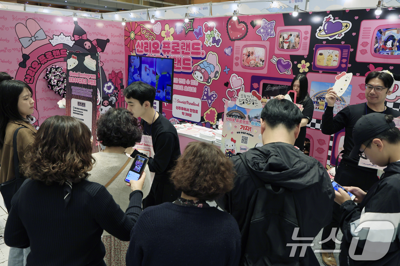 (서울=뉴스1) 박정호 기자 = 9일 서울 강남구 삼성동 코엑스에서 진행 중인 트래블쇼 2025를 찾은 관람객들이 산리오 퓨로랜드 부스를 살펴보고 있다.트래블쇼 2025는 국내와 …
