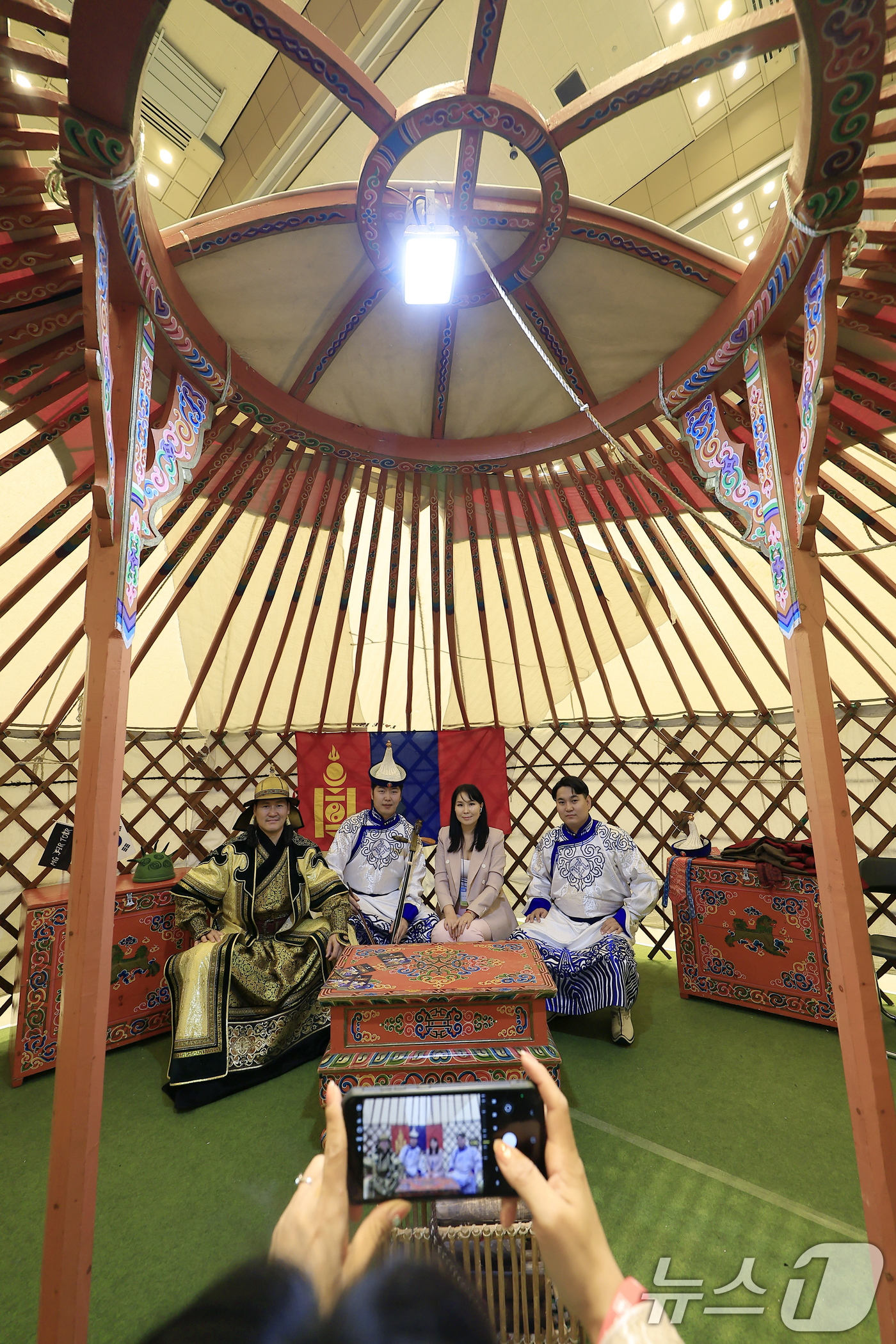 (서울=뉴스1) 박정호 기자 = 9일 서울 강남구 삼성동 코엑스에서 진행 중인 트래블쇼 2025를 찾은 관람객이 몽골 게르에서 기념 촬영을 하고 있다.트래블쇼 2025는 국내와 해 …