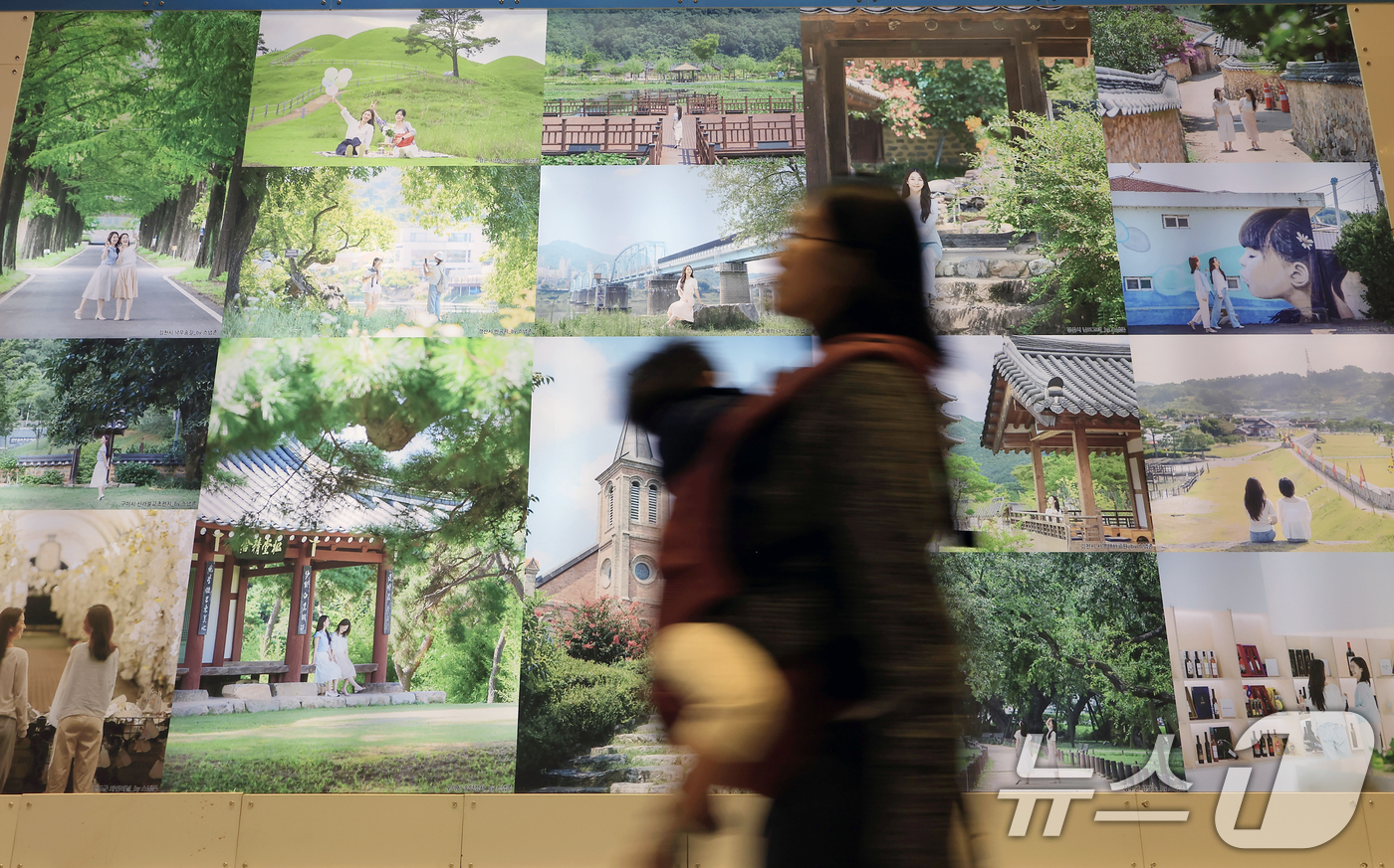 (서울=뉴스1) 박정호 기자 = 9일 서울 강남구 삼성동 코엑스에서 진행 중인 트래블쇼 2025를 찾은 관람객이 경상북도 부스 앞을 지나고 있다.트래블쇼 2025는 국내와 해외의 …