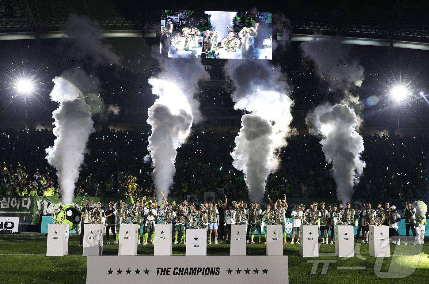 (전주=뉴스1) 박정호 기자 = K리그1 최다이자 최초 통산 10번째 우승이라는 한국프로축구 역사의 새로운 이정표를 세운 전북현대 선수들과 거스 포옛 감독이 8일 오후 전북 전주시 …