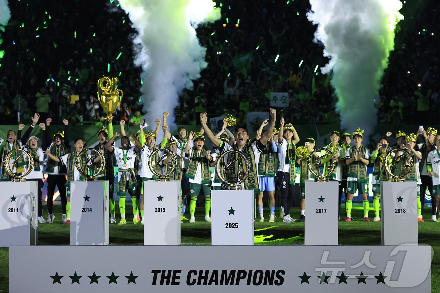 (전주=뉴스1) 박정호 기자 = K리그1 최다이자 최초 통산 10번째 우승이라는 한국프로축구 역사의 새로운 이정표를 세운 전북현대의 주장 박진섭이 8일 오후 전북 전주시 덕진구 기 …