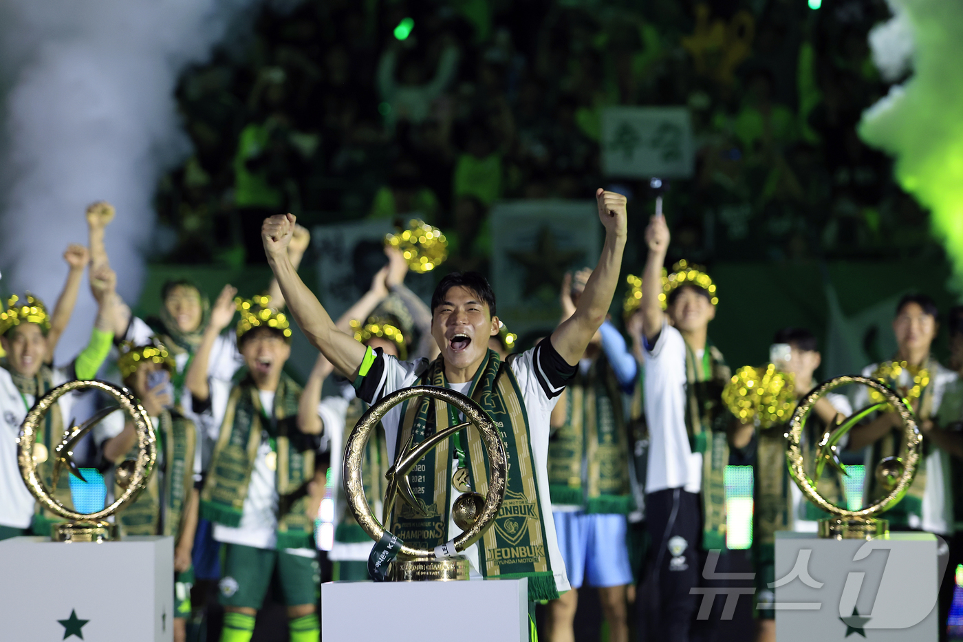 (전주=뉴스1) 박정호 기자 = K리그1 최다이자 최초 통산 10번째 우승이라는 한국프로축구 역사의 새로운 이정표를 세운 전북현대의 주장 박진섭이 8일 오후 전북 전주시 덕진구 기 …