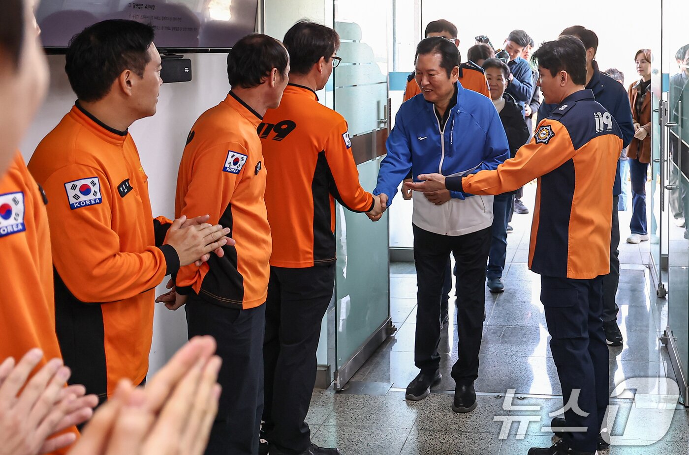 본문 이미지 - 정청래 더불어민주당 대표가 9일 용인소방서 백암119안전센터를 방문해 소방대원들과 인사를 나누고 있다. 2025.11.9/뉴스1 ⓒ News1 김도우 기자