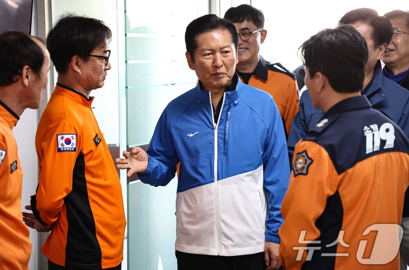 본문 이미지 - 정청래 더불어민주당 대표가 9일 용인소방서 백암119안전센터를 방문해 소방대원들과 인사를 나누고 있다. 2025.11.9/뉴스1 ⓒ News1 김도우 기자