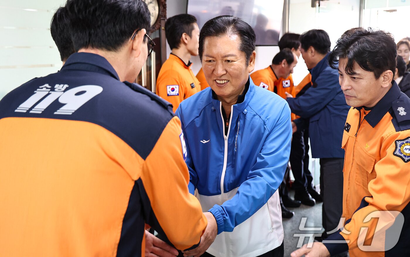 본문 이미지 - 정청래 더불어민주당 대표가 9일 용인소방서 백암119안전센터를 방문해 소방대원들과 인사를 나누고 있다. 2025.11.9/뉴스1 ⓒ News1 김도우 기자