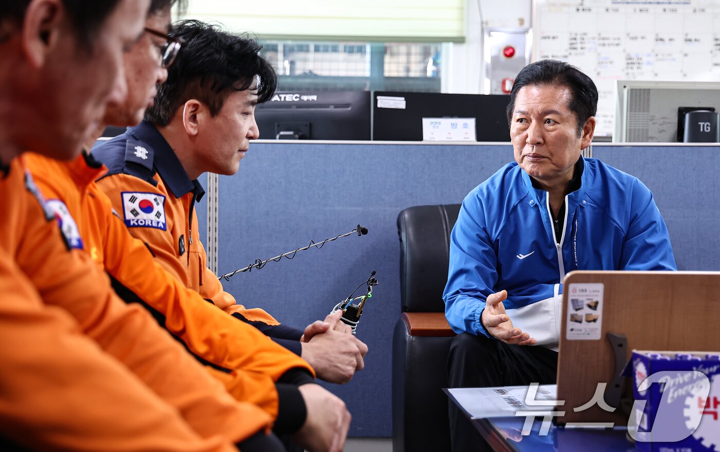 본문 이미지 - 정청래 더불어민주당 대표가 9일 용인소방서 백암119안전센터를 방문해 소방대원들과 대화를 나누고 있다. 2025.11.9/뉴스1 ⓒ News1 김도우 기자