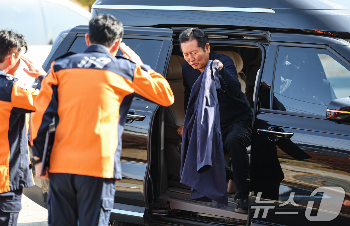 (용인=뉴스1) 김도우 기자 = 정청래 더불어민주당 대표가 9일 용인소방서 백암119안전센터를 방문해 소방대원들과 인사를 나누고 있다. 2025.11.9/뉴스1