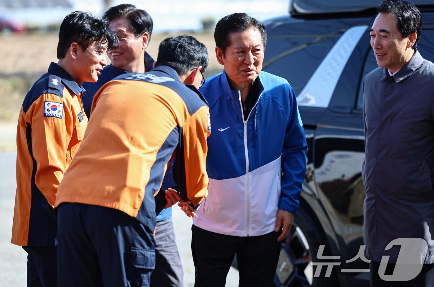 (용인=뉴스1) 김도우 기자 = 정청래 더불어민주당 대표가 9일 용인소방서 백암119안전센터를 방문해 소방대원들과 인사를 나누고 있다. 2025.11.9/뉴스1