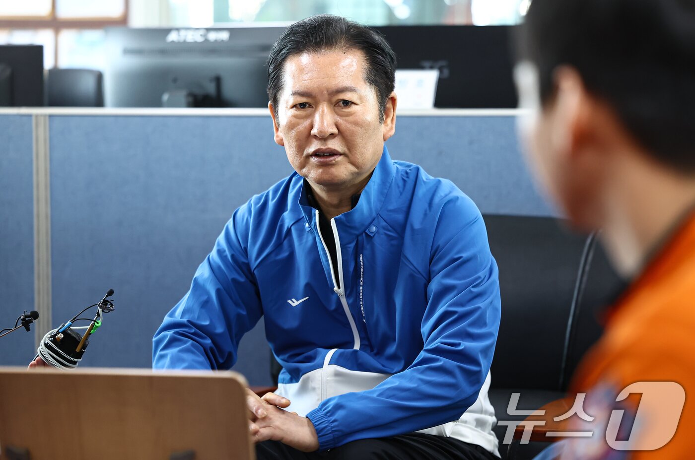 본문 이미지 - 정청래 더불어민주당 대표가 9일 용인소방서 백암119안전센터를 방문해 소방대원들과 대화를 나누고 있다. 2025.11.9/뉴스1 ⓒ News1 김도우 기자