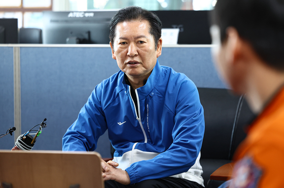 소방대원들과 대화 나누는 정청래 대표