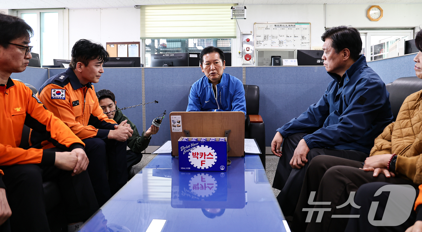 (용인=뉴스1) 김도우 기자 = 정청래 더불어민주당 대표가 9일 용인소방서 백암119안전센터를 방문해 소방대원들과 대화를 나누고 있다. 2025.11.9/뉴스1