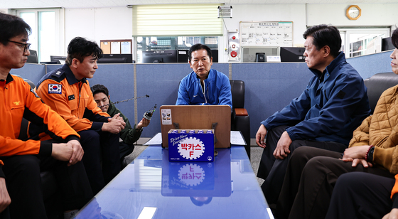 소방대원들과 대화 나누는 정청래 대표