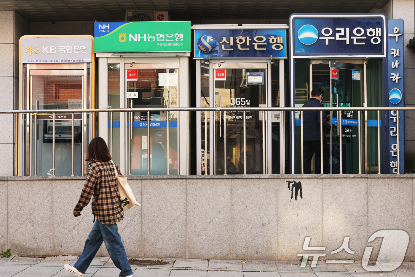 (서울=뉴스1) 이광호 기자 = 4대 금융지주(KB·신한·하나·우리)가 올해 3분기까지 15조 원이 넘는 역대 최대 이익을 냈지만 자산 건전성은 급속히 악화하고 있는 것으로 나타났 …