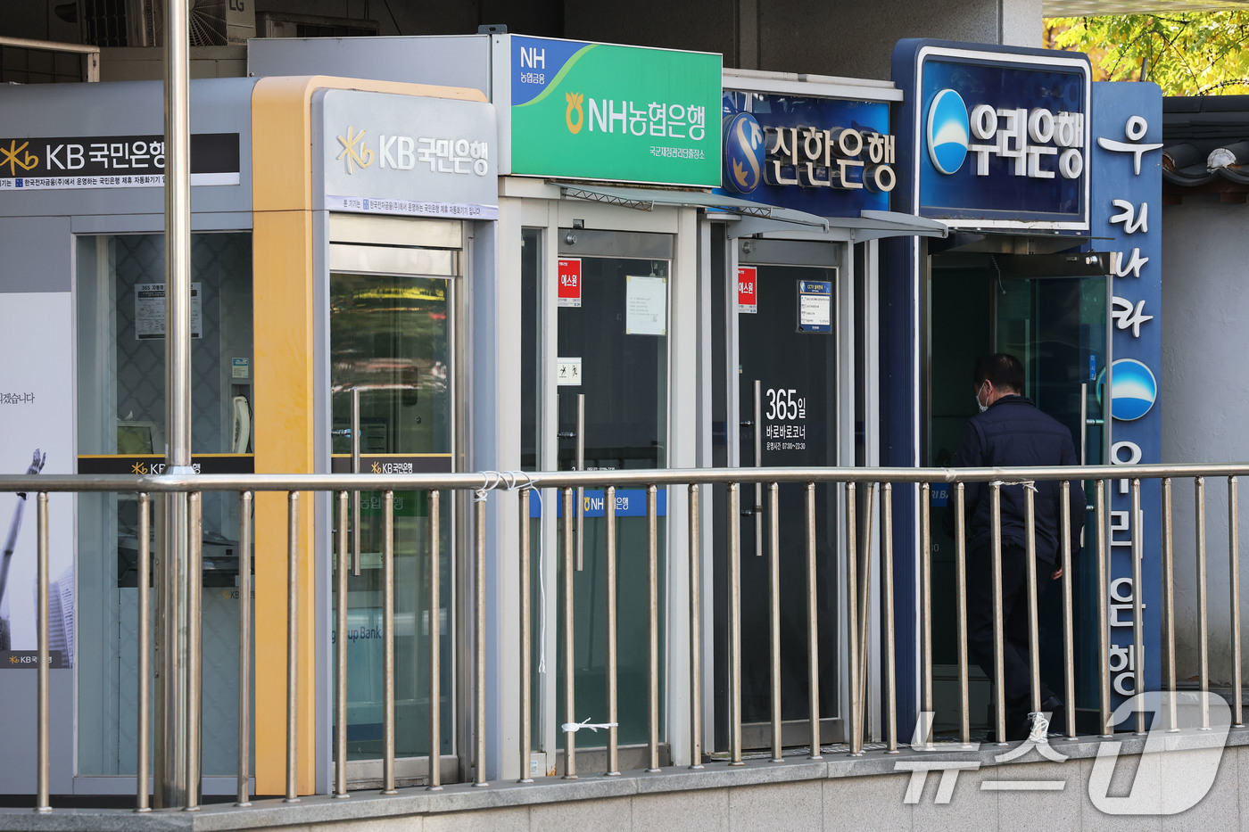 (서울=뉴스1) 이광호 기자 = 4대 금융지주(KB·신한·하나·우리)가 올해 3분기까지 15조 원이 넘는 역대 최대 이익을 냈지만 자산 건전성은 급속히 악화하고 있는 것으로 나타났 …