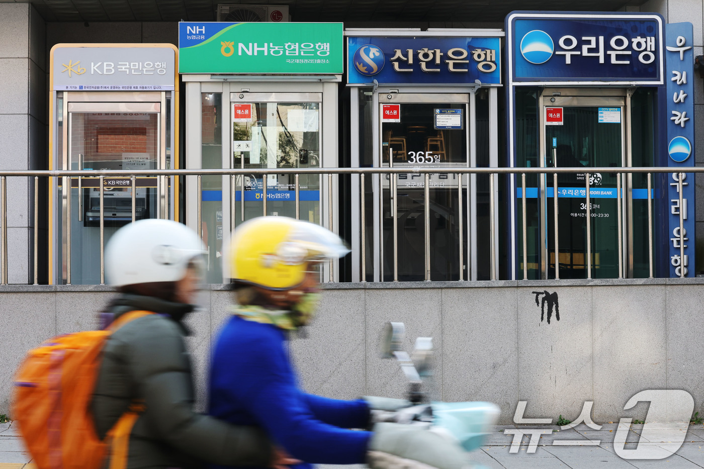 (서울=뉴스1) 이광호 기자 = 4대 금융지주(KB·신한·하나·우리)가 올해 3분기까지 15조 원이 넘는 역대 최대 이익을 냈지만 자산 건전성은 급속히 악화하고 있는 것으로 나타났 …