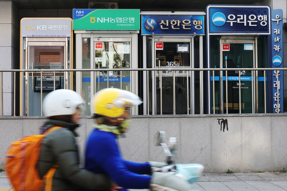 "고정보다 변동이 싸네?"…국민은행 주담대 금리, 2년 5개월 만에 '역전'