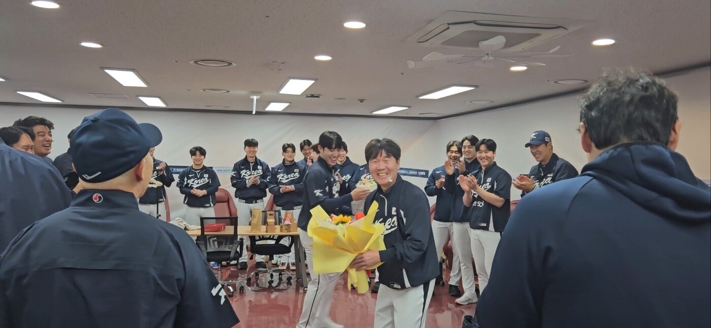 본문 이미지 - 한국 야구대표팀 선수단이 9일 서울 고척스카이돔에서 류지현 감독을 위해 첫 승 축하 파티를 열었다. &#40;KBO 제공&#41;