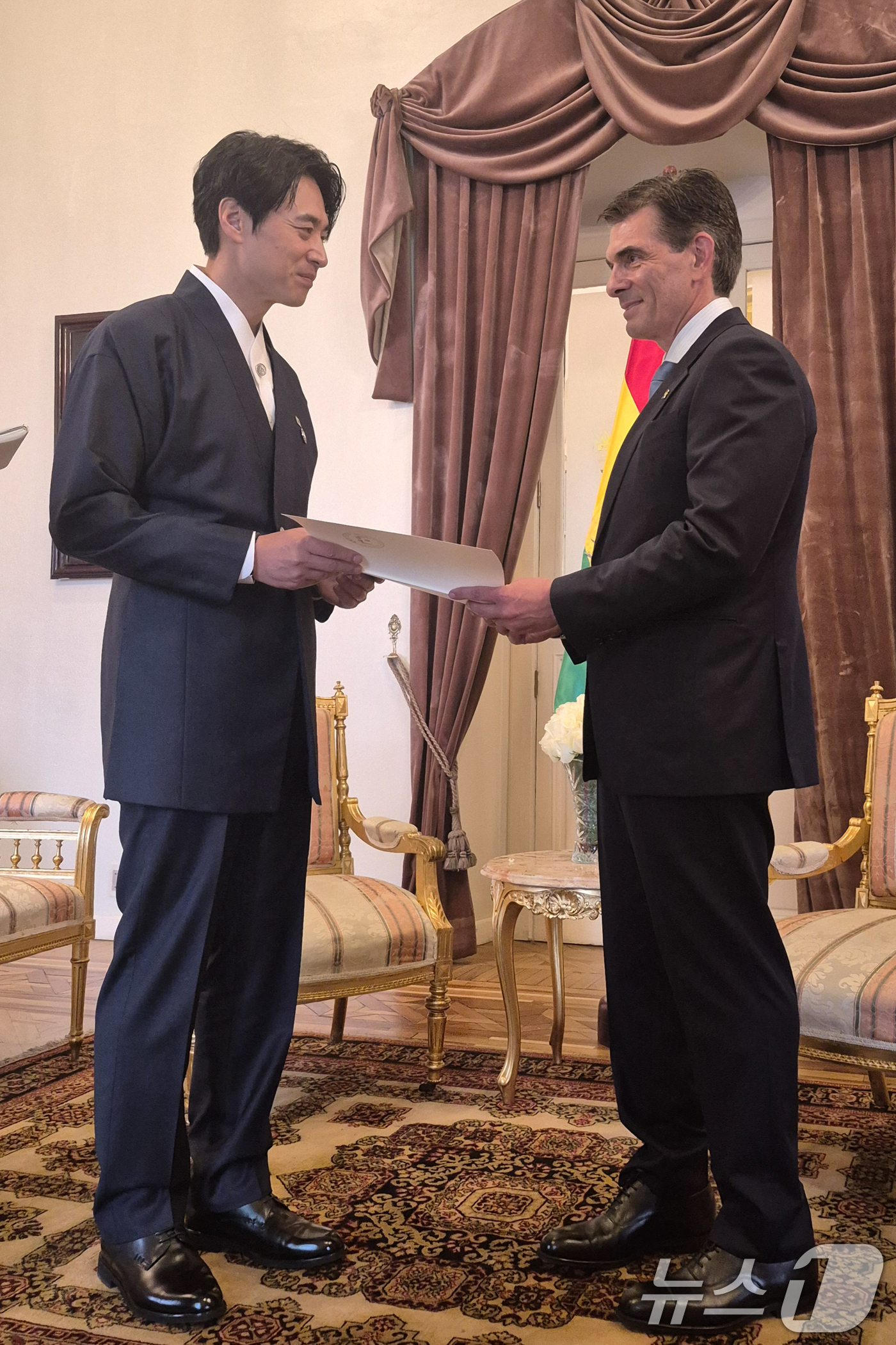 (서울=뉴스1) = 이재명 대통령 특사로 파견된 한준호 더불어민주당 의원과 로드리고 파스 볼리비아 신임 대통령이 8일(현지시간) 볼리비아 수도 라파스에서 열린 취임식에서 인사를 나 …