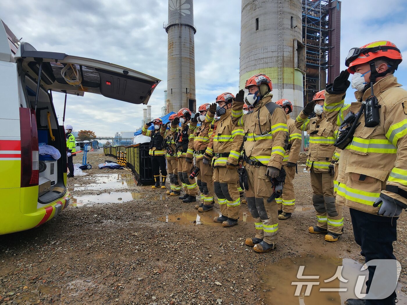본문 이미지 - 9일 오전 울산화력발전소 붕괴 현장에서 수습된 매몰자를 병원 이송전 소방대원들이 고인에 대한 예우를 갖추고 있다. &#40;소방청 제공. 재판매 및 DB 금지&#41; 2025.11.9/뉴스1