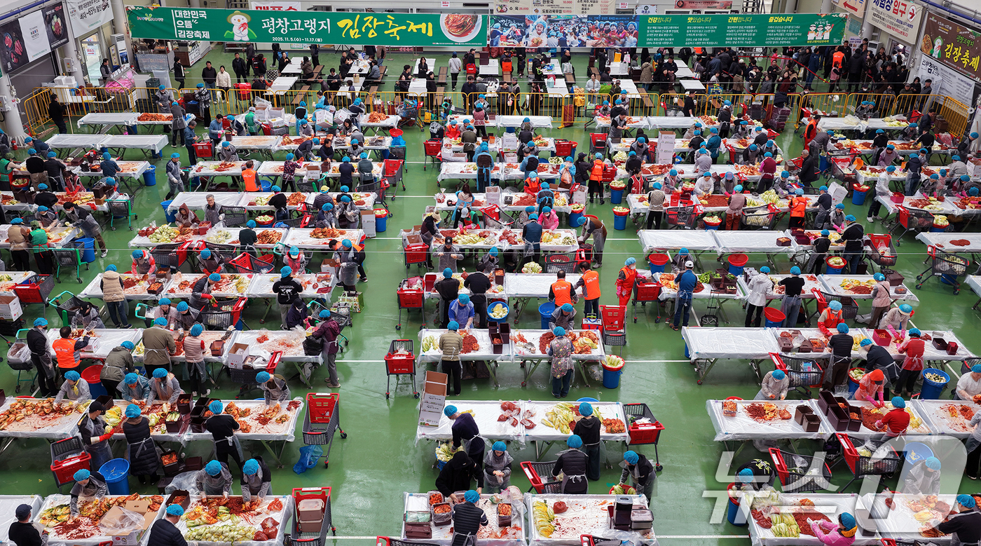 (서울=뉴스1) = 9일 휴일을 맞아 강원 평창군 진부면민체육공원에서 개막한 제8회 평창고랭지김장축제를 찾은 김장객들이 김장체험장을 가득 메우고 있다.평창고랭지김장축제는 아삭한 식 …