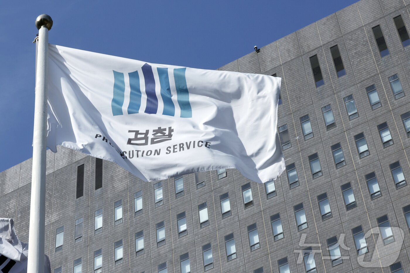 본문 이미지 - 민간업자의 대장동 개발 비리 사건 수사팀이 검찰 수뇌부의 &#39;항소 금지&#39; 지시로 항소를 포기하는 초유의 사태로 정진우 서울중앙지검장이 사의 표명하는 등 파장이 거세지고 있는 가운데  지난 9일 오후 서울 서초구 서초동 서울중앙지방검찰청 앞에 설치된 게양대에 걸린 검찰기가 바람에 나부끼고 있다. 2025.11.9/뉴스1 ⓒ News1 박정호 기자