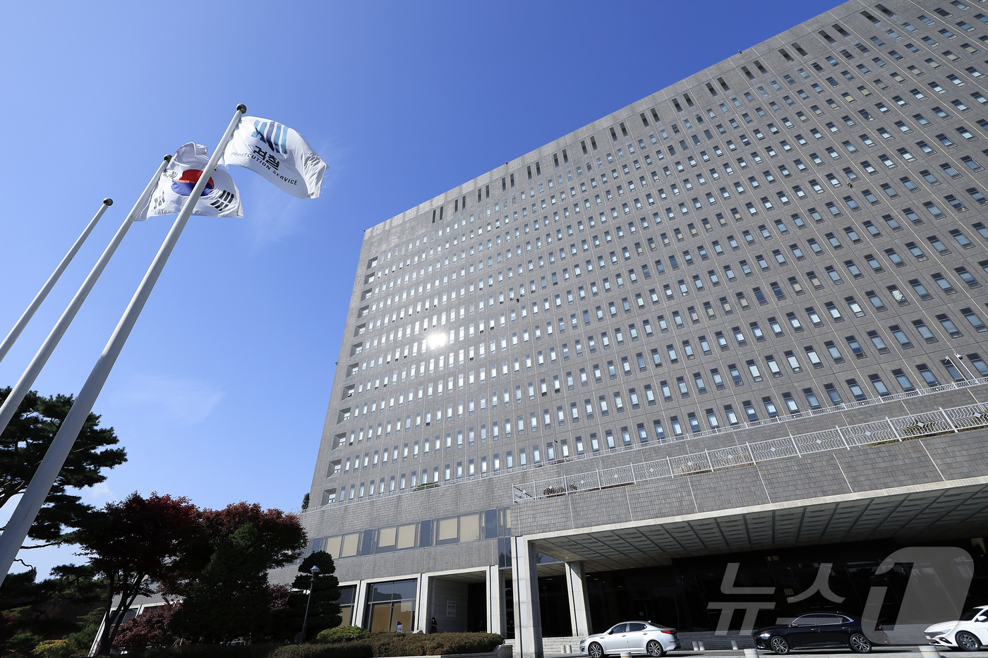 (서울=뉴스1) 박정호 기자 = 민간업자의 대장동 개발 비리 사건 수사팀이 검찰 수뇌부의 '항소 금지' 지시로 항소를 포기하는 초유의 사태로 정진우 서울중앙지검장이 사의 표명하는 …