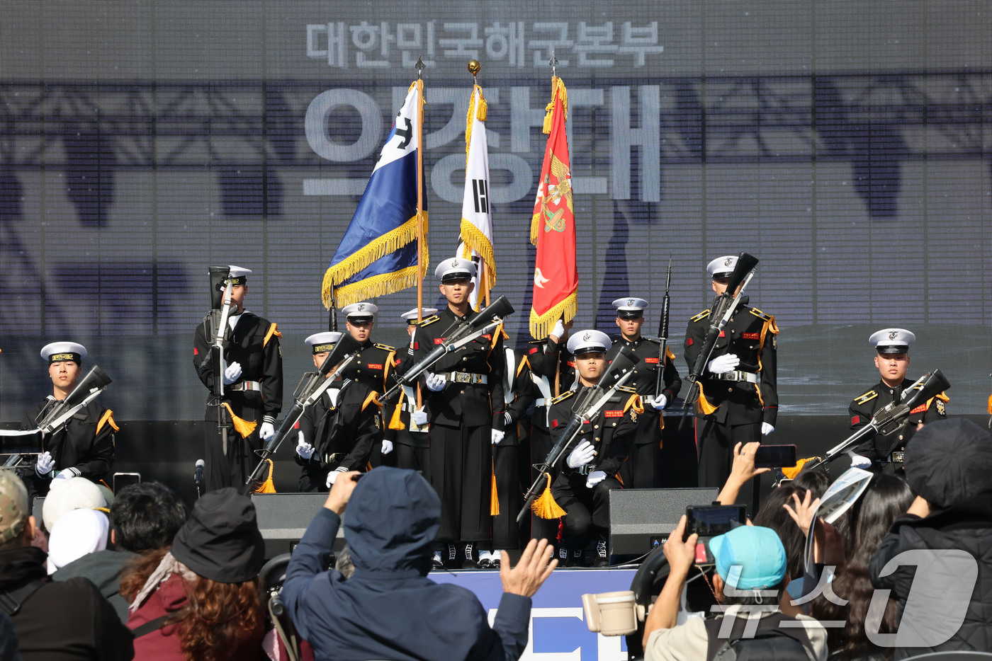 (서울=뉴스1) 이광호 기자 = 9일 오후 서울 종로구 광화문광장에서 열린 대한민국 해군 창설 80주년 행사에서 해군 의장대 시범이 펼쳐지고 있다.  2025.11.9/뉴스1