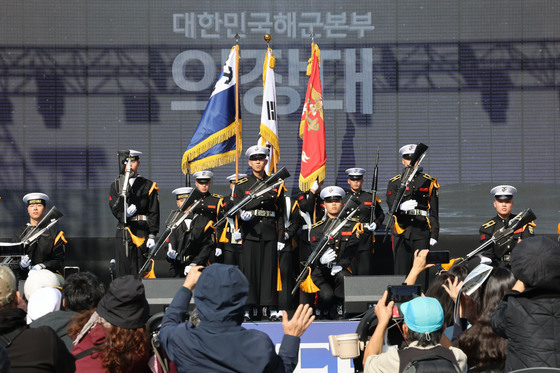 해군 의장대의 절도있는 시범