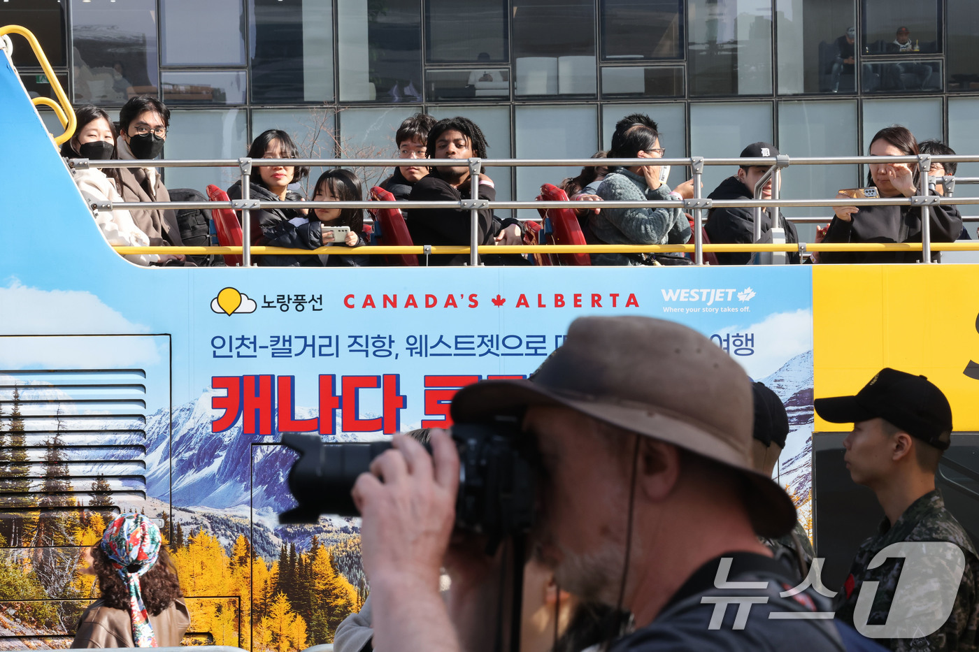 (서울=뉴스1) 이광호 기자 = 9일 오후 서울 종로구 광화문광장에서 열린 대한민국 해군 창설 80주년 행사에서 해군 의장대 시범을 서울 시티투어 버스에 탑승한 관광객들이 바라보고 …
