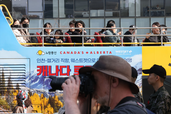 '의장대 시범, 눈길 사로잡네'