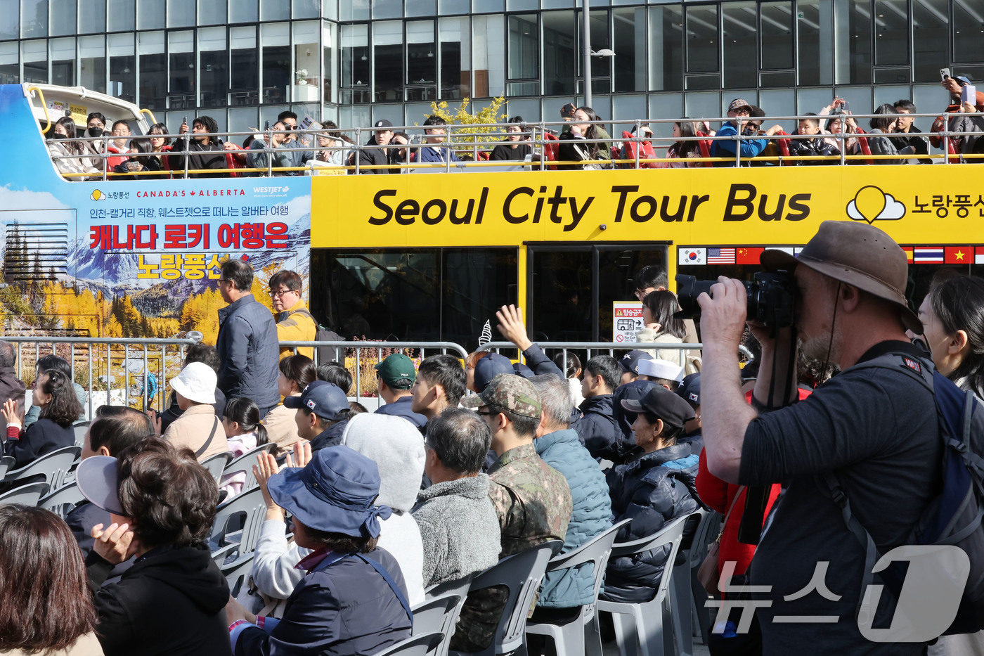 (서울=뉴스1) 이광호 기자 = 9일 오후 서울 종로구 광화문광장에서 열린 대한민국 해군 창설 80주년 행사에서 해군 의장대 시범을 서울 시티투어 버스에 탑승한 관광객들이 바라보고 …